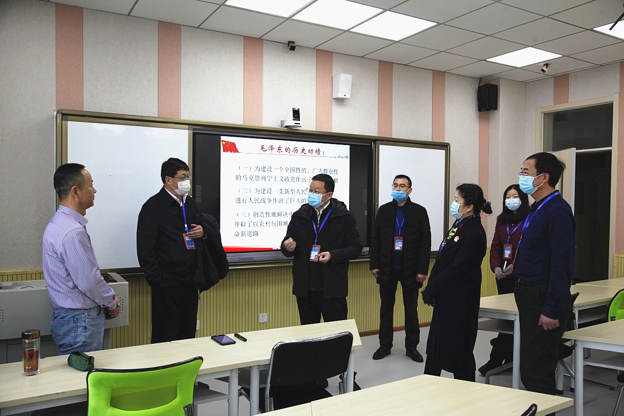 校領導與授課教師交流_副本.jpg 校領導與授課教師交流_副本.jpg