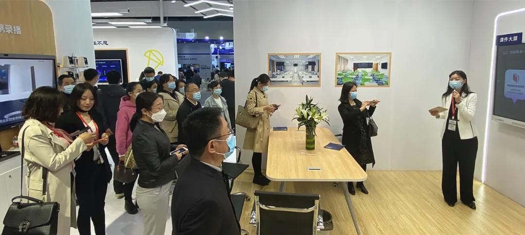 奧威亞智慧教學(xué)空間展區(qū).jpg 奧威亞智慧教學(xué)空間展區(qū).jpg