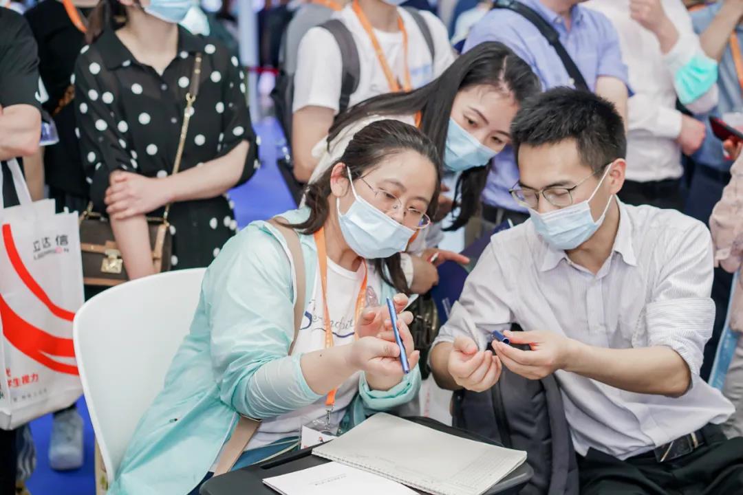 參展嘉賓在專遞課堂展區體驗紙筆互動.jpg 參展嘉賓在專遞課堂展區體驗紙筆互動.jpg