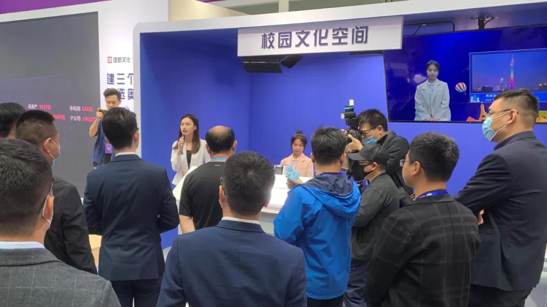 嘉賓體驗校園電視臺酷炫特效.jpg 嘉賓體驗校園電視臺酷炫特效.jpg