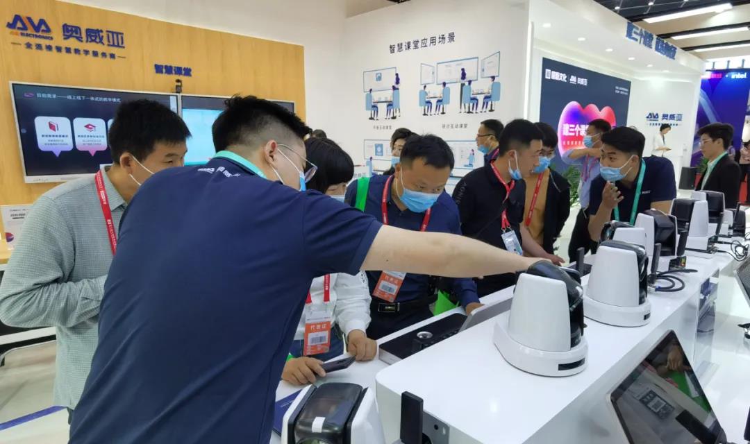 來賓親身體驗奧威亞產(chǎn)品.jpg 來賓親身體驗奧威亞產(chǎn)品.jpg