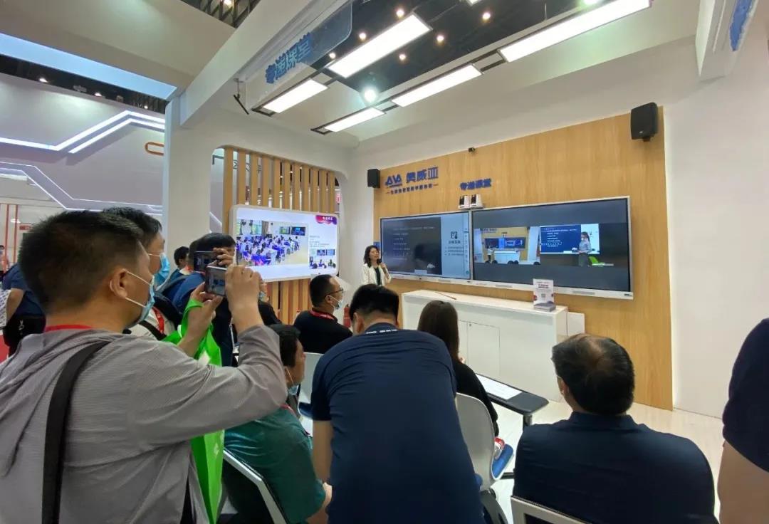 現(xiàn)場演示專遞課堂互動過程.jpg 現(xiàn)場演示專遞課堂互動過程.jpg