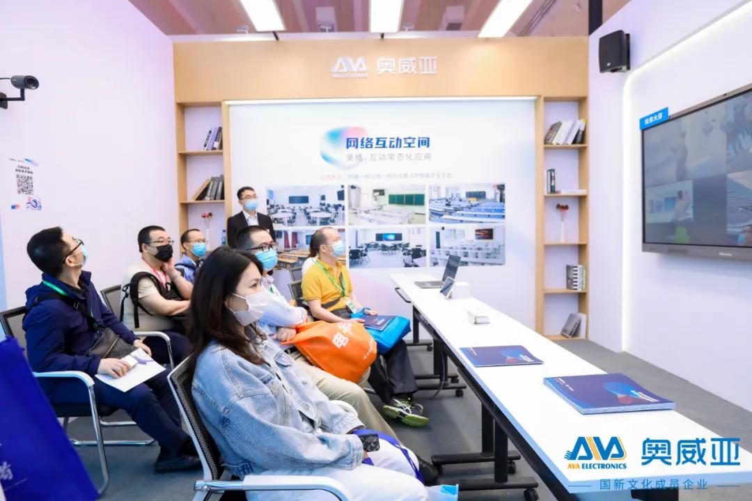 嘉賓圍坐在網絡互動空間展區參觀.jpg 嘉賓圍坐在網絡互動空間展區參觀.jpg