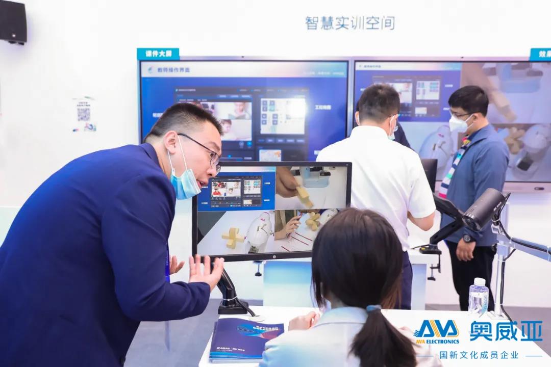 參展嘉賓體驗智慧實訓帶來的智能便捷.jpg 參展嘉賓體驗智慧實訓帶來的智能便捷.jpg