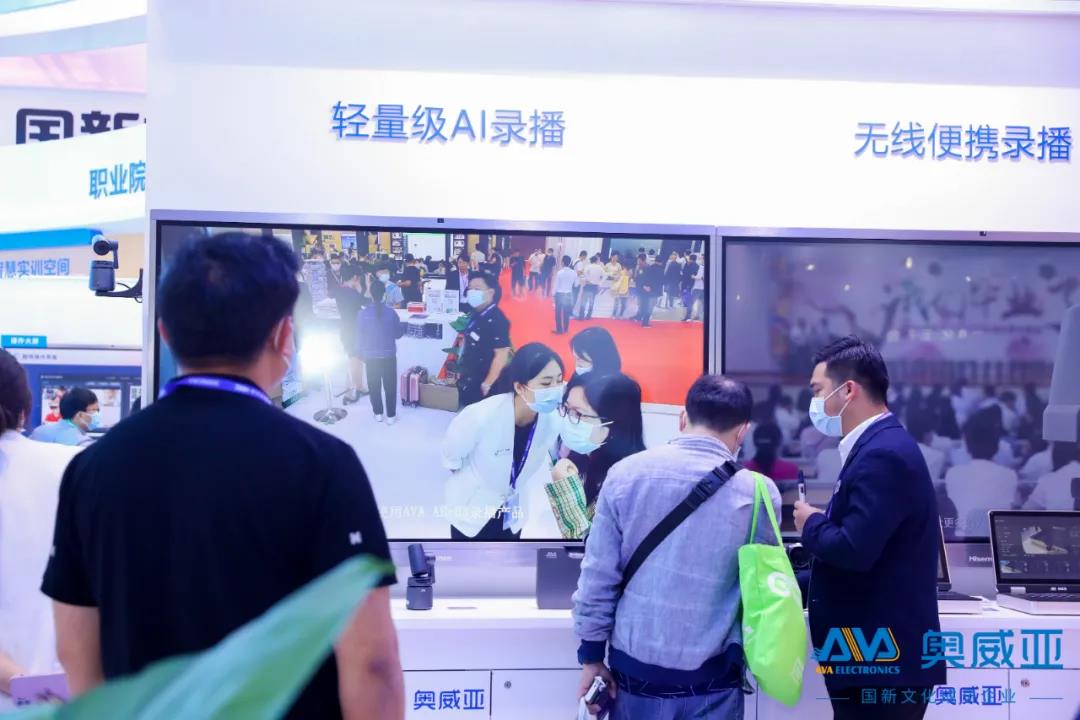 參展嘉賓體驗奧威亞智慧應用.jpg 參展嘉賓體驗奧威亞智慧應用.jpg