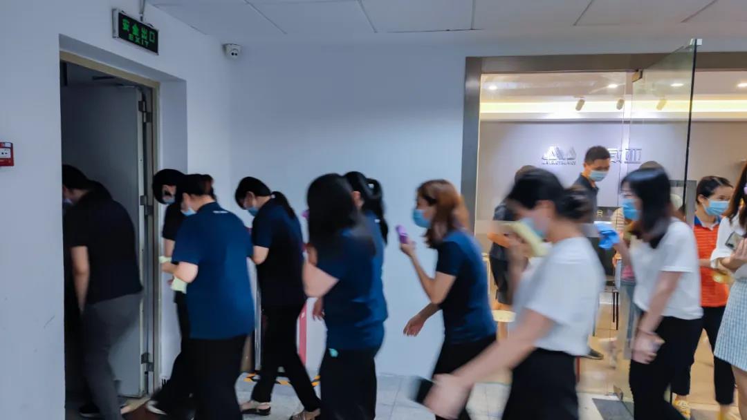 消防應(yīng)急疏散演練.jpg 消防應(yīng)急疏散演練.jpg