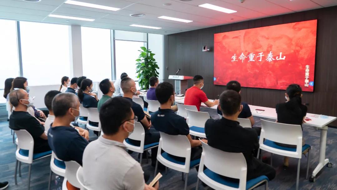 與會(huì)人員觀看安全生產(chǎn)專題片.jpg 與會(huì)人員觀看安全生產(chǎn)專題片.jpg