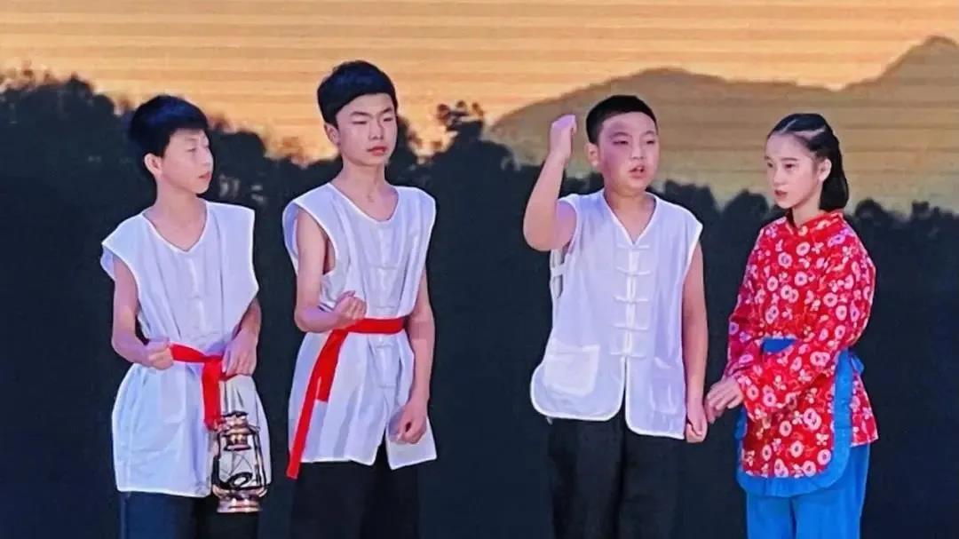 福州市青口中心小學的同學們演繹紅色舞臺劇2.jpg 福州市青口中心小學的同學們演繹紅色舞臺劇2.jpg