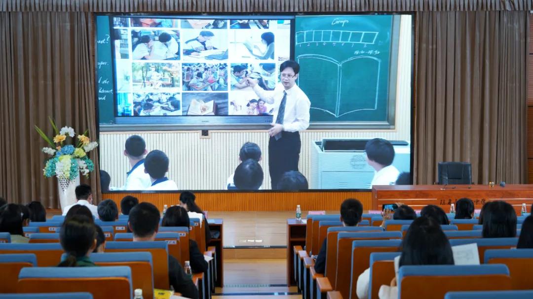 教師們通過云直播平臺集體觀看活動直播.jpg 教師們通過云直播平臺集體觀看活動直播.jpg