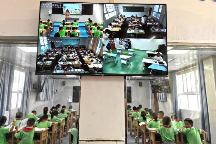 三個班級同步授課.jpg 三個班級同步授課.jpg