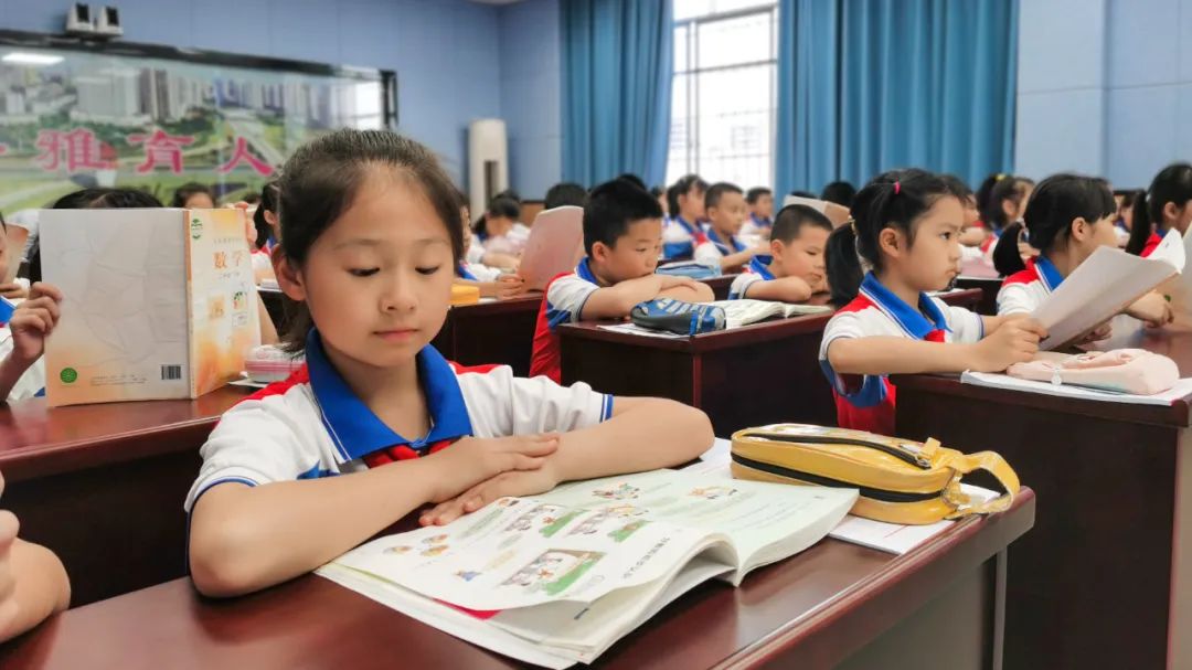 來賓市實驗小學與鳳凰鎮中心小學同步課堂【奧威亞三個課堂】學生.jpg 來賓市實驗小學與鳳凰鎮中心小學同步課堂【奧威亞三個課堂】學生.jpg