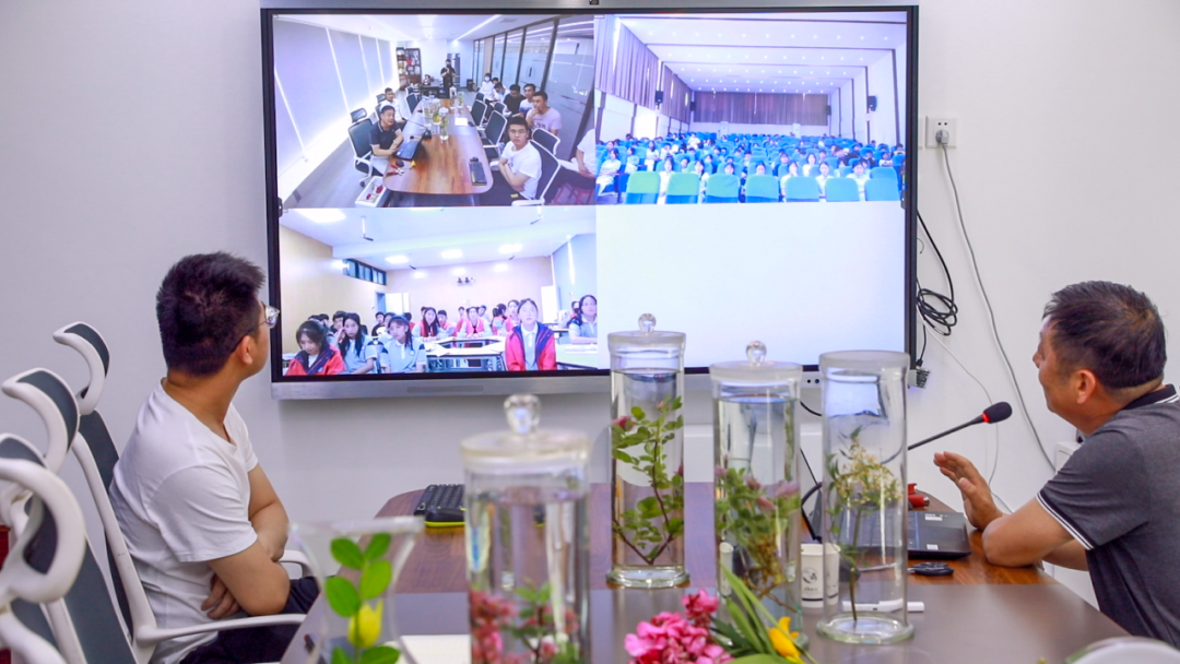 董誠明教授(右)講解中藥標本制作.png 董誠明教授(右)講解中藥標本制作.png