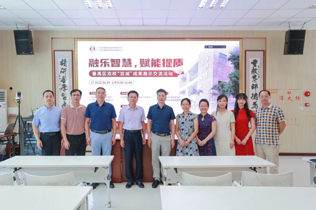 參加活動專家、領(lǐng)導代表合影.jpg 參加活動專家、領(lǐng)導代表合影.jpg