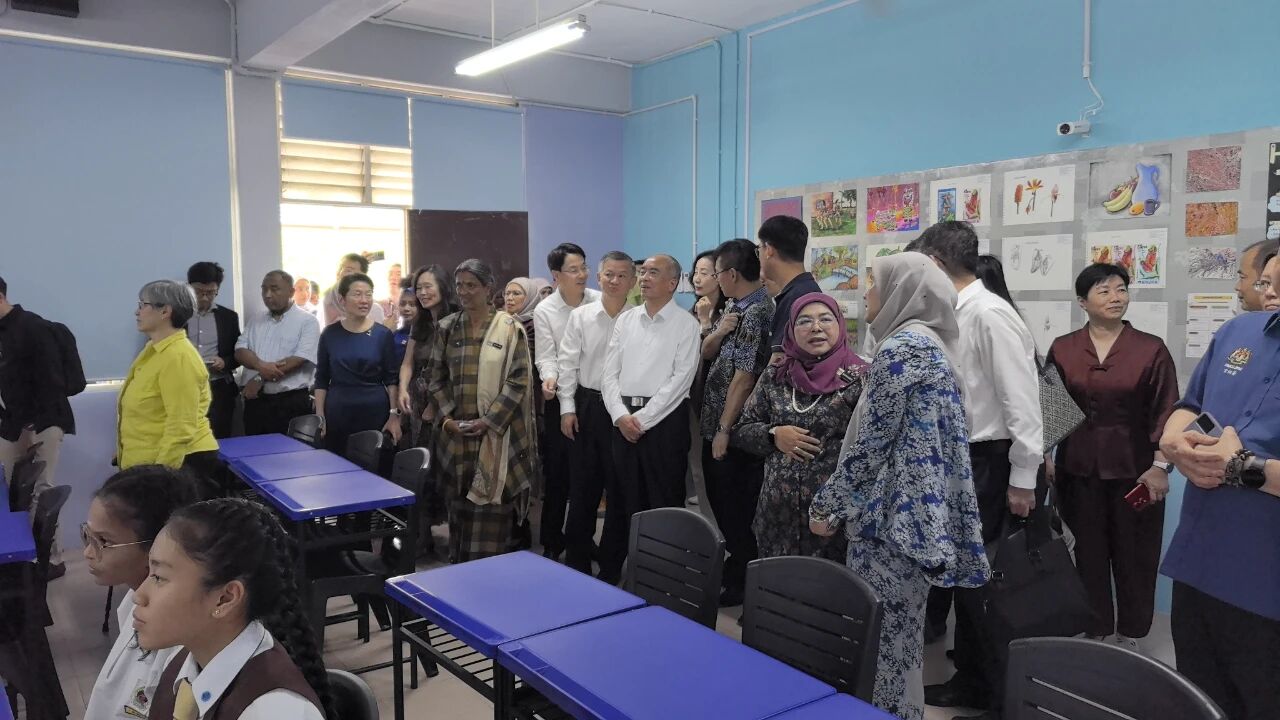 中馬雙方代表觀摩智慧教室.jpg 中馬雙方代表觀摩智慧教室.jpg