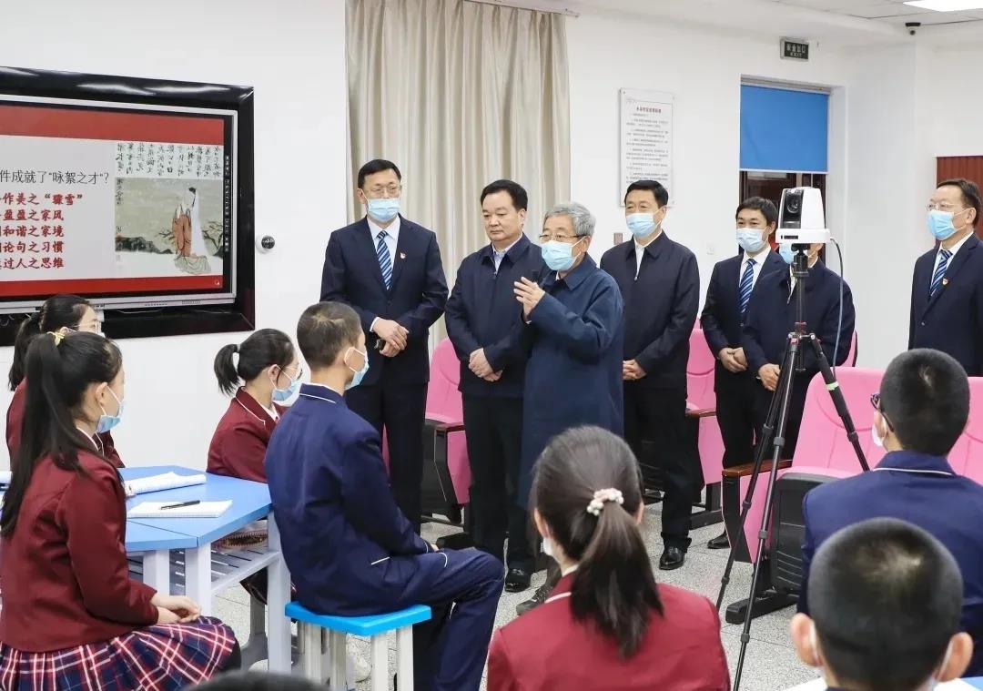 奧威亞在新疆丨兵團一中這節遠程互動課，陳寶生部長高度贊譽